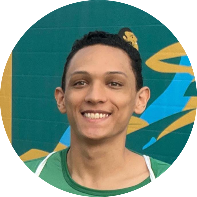 Foto de Gabriel Carvalho usando uma camisa verde, no circuito corrida VALE